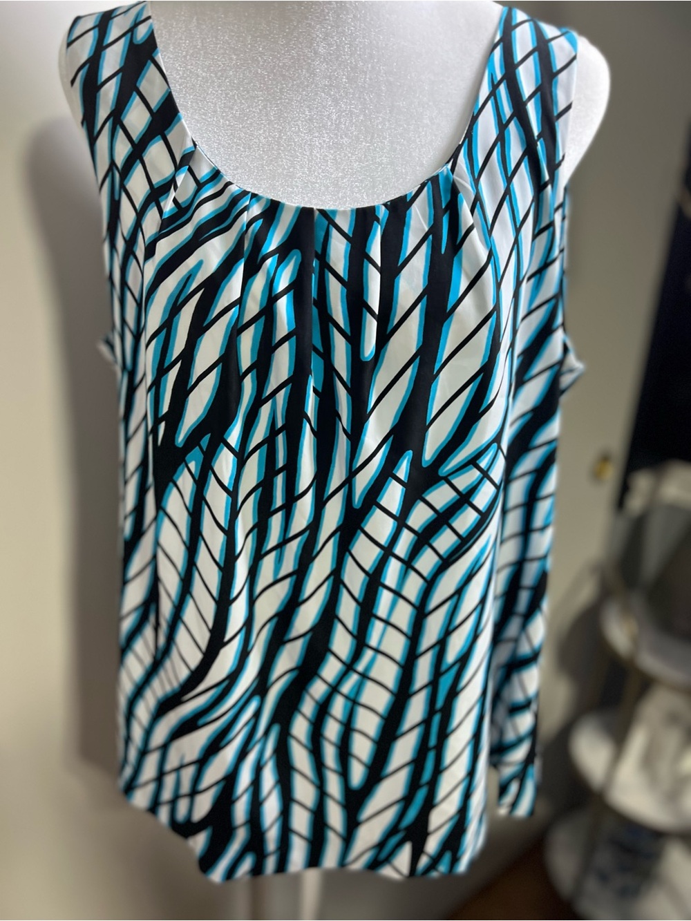 Dana Buchman Blue, Black & White Patterned Scoop Neck Tank